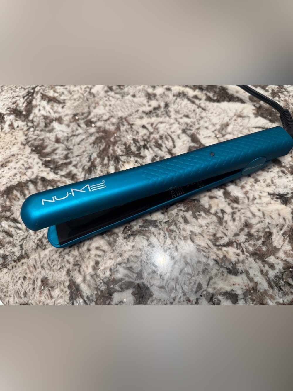 NuMe Silhouette flat iron